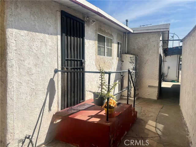 933 S La Verne Avenue, East Los Angeles CA: https://media.crmls.org/medias/0d7e258d-e901-4bca-abbd-9c48e5079372.jpg