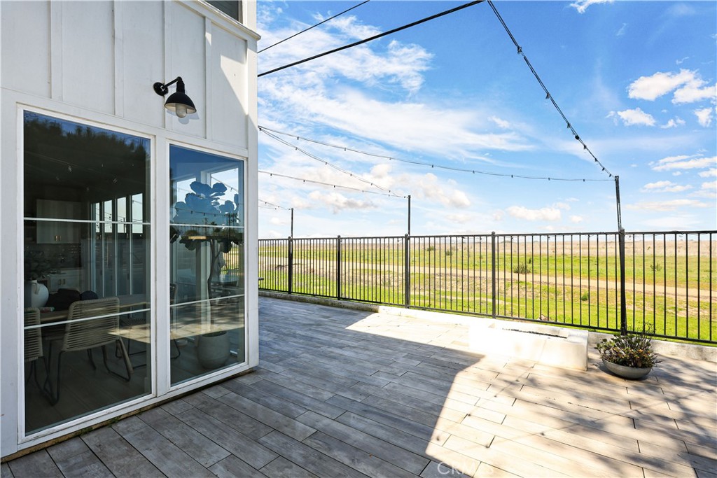 https://media.crmls.org/medias/0d7f0610-23f0-4797-b5b7-abf254571318.jpg?preset=X-Large