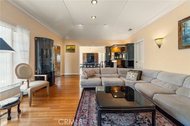 233 S Swall Drive, Beverly Hills CA: https://media.crmls.org/medias/0d8139fa-be08-497f-ae8a-315119cb8ef6.jpg