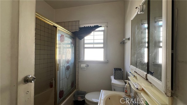 Detail Gallery Image 8 of 15 For 1313 S Woods Ave, East Los Angeles,  CA 90022 - 4 Beds | 2 Baths