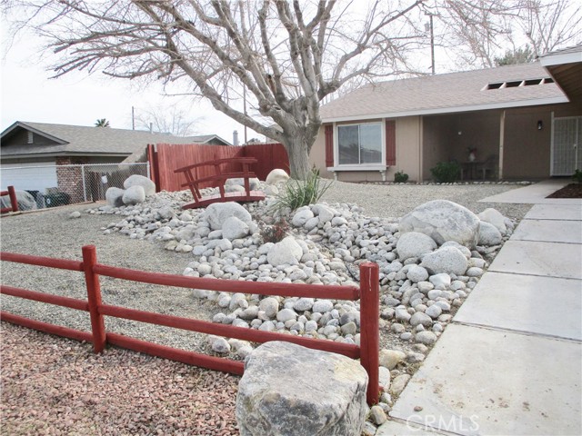 Detail Gallery Image 3 of 31 For 16999 Lorene Dr, Victorville,  CA 92395 - 3 Beds | 2 Baths