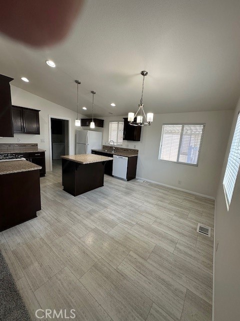 880 N. LAKE STREET, Hemet CA: https://media.crmls.org/medias/0d84ed1e-41a4-499f-a831-25d491571123.jpg
