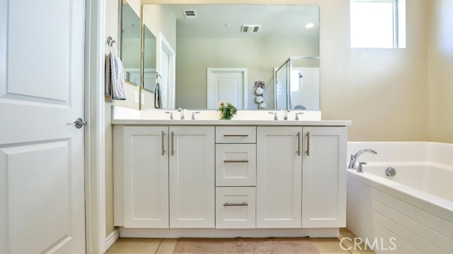 Detail Gallery Image 6 of 9 For 4693 Holly, Long Beach,  CA 90805 - 3 Beds | 3 Baths