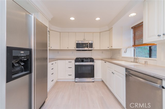 Detail Gallery Image 5 of 17 For 20 Rock Cliff, Pomona,  CA 91766 - 2 Beds | 2 Baths