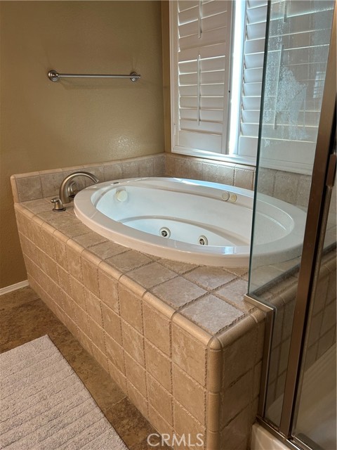 Whirlpool  Tub with jets in Master Bedroom
