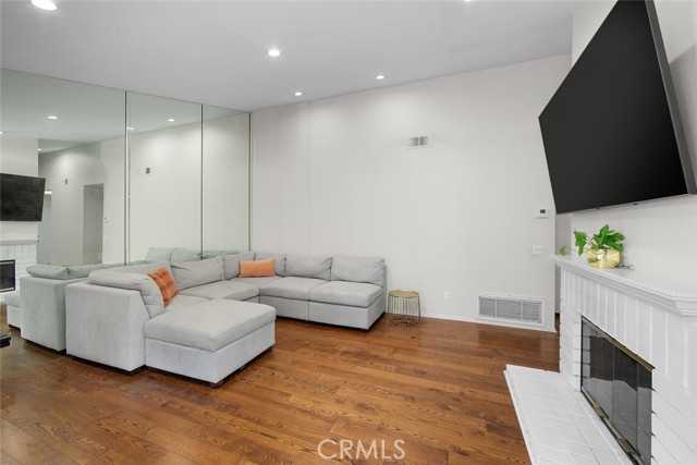 Detail Gallery Image 8 of 18 For 26323 Rainbow Glen, Newhall,  CA 91321 - 2 Beds | 2 Baths