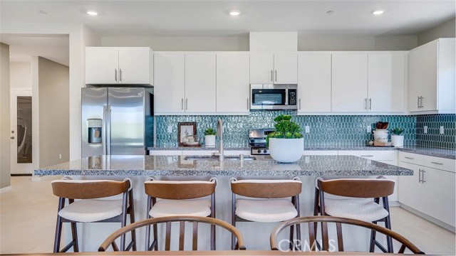 Detail Gallery Image 2 of 26 For 17561 Bassets St, Hesperia,  CA 92345 - 5 Beds | 3 Baths