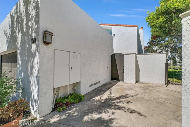 5 Crest Circle, Corona del Mar CA: https://media.crmls.org/medias/0d8c9625-9d64-4c7f-809d-810fbd64bcfa.jpg