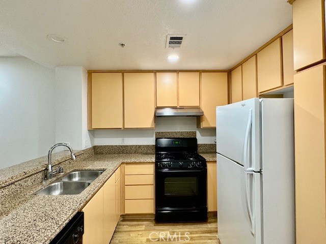 Detail Gallery Image 9 of 20 For 160 S Hudson Ave #202,  Pasadena,  CA 91101 - 2 Beds | 2 Baths