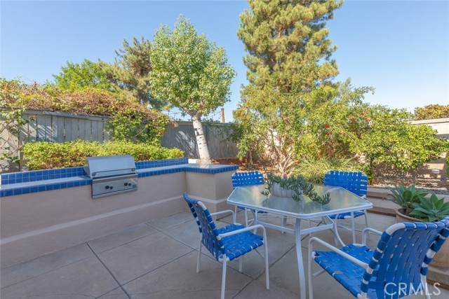 Savor the convenience of an amazing built-in grill for poolside gatherings and leisure