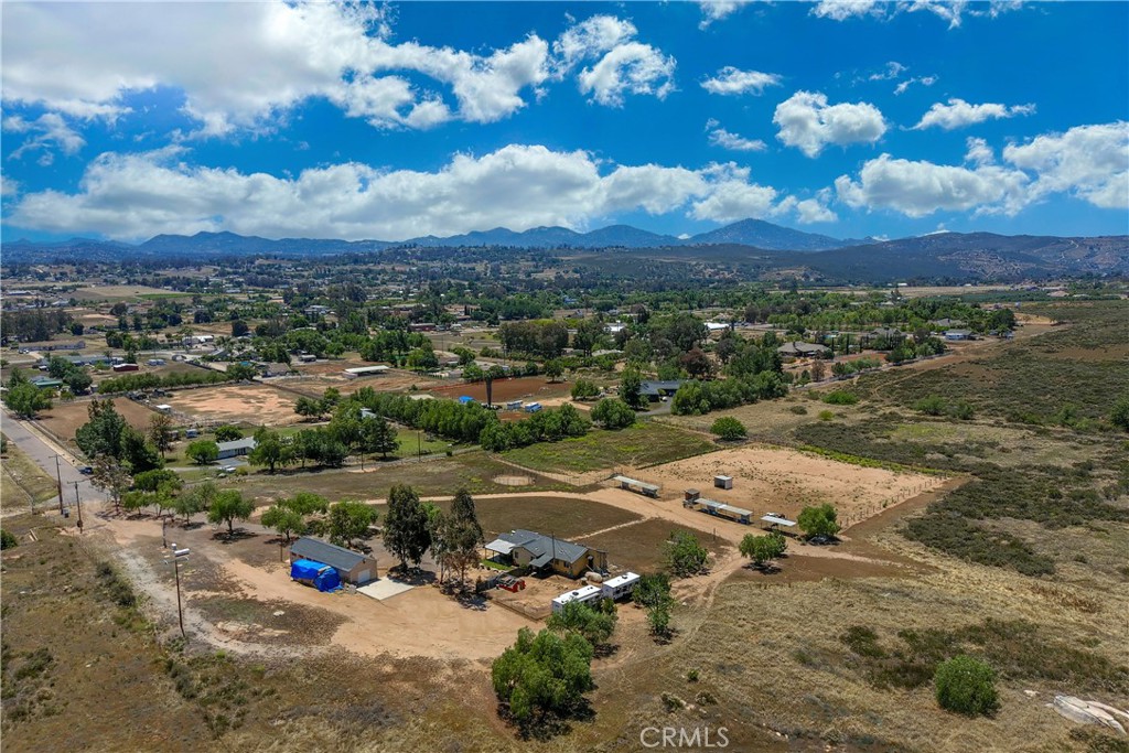 https://media.crmls.org/medias/0d8f544f-5c55-441f-830a-6148045d8a3a.jpg?preset=X-Large