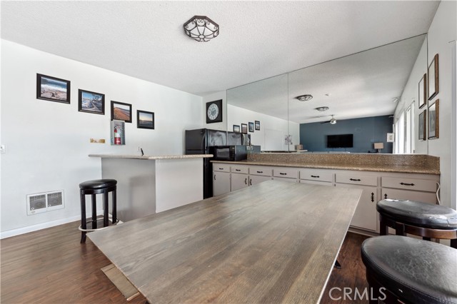 415 S Prospect Avenue, Redondo Beach CA: https://media.crmls.org/medias/0d91cbeb-2e21-44dc-98a4-a2eb24a6e144.jpg