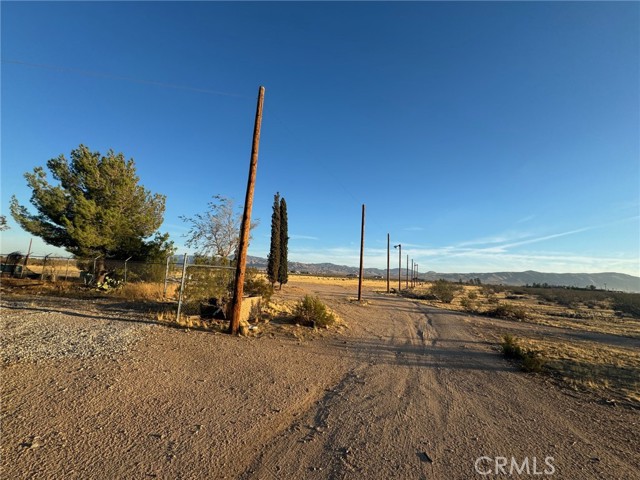 Detail Gallery Image 5 of 13 For 23839 Bear Valley Rd, Apple Valley,  CA 92308 - 4 Beds | 4 Baths