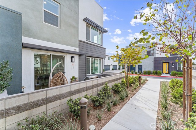 Detail Gallery Image 3 of 48 For 3641 South Allston Paseo #1,  Ontario,  CA 91761 - 3 Beds | 2/1 Baths