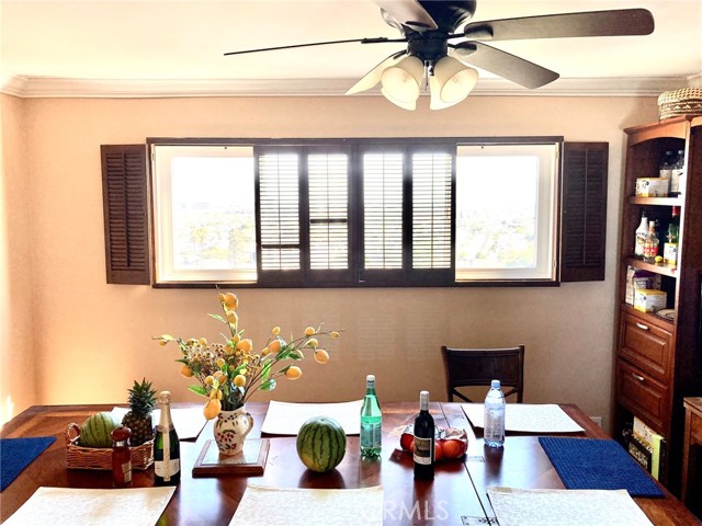 Side view of the spacious breakfast area.