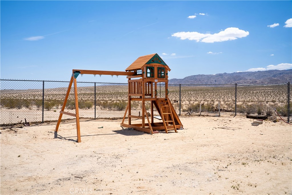 https://media.crmls.org/medias/0d9a93d7-8c1e-458a-9099-70fd8cb7505a.jpg?preset=X-Large