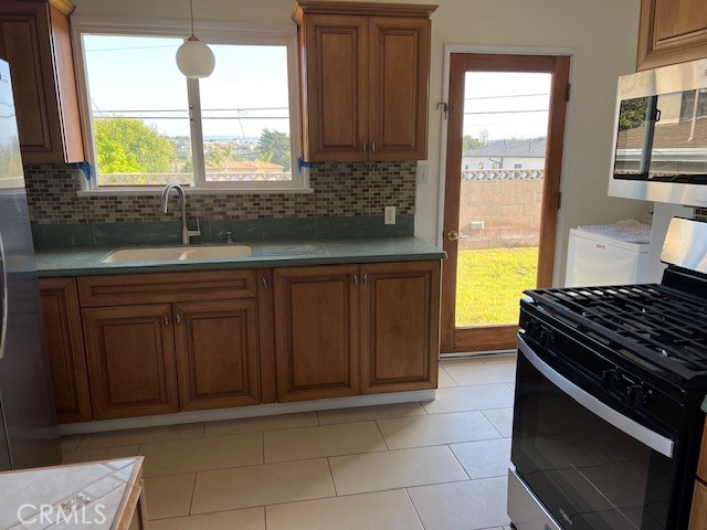 Detail Gallery Image 2 of 7 For 1310 Curtis Ave, Manhattan Beach,  CA 90266 - 3 Beds | 1 Baths