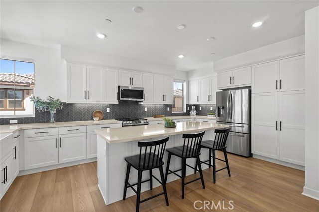 Detail Gallery Image 4 of 29 For 10319 Triple Crown Ln, Cypress,  CA 90720 - 4 Beds | 3/1 Baths