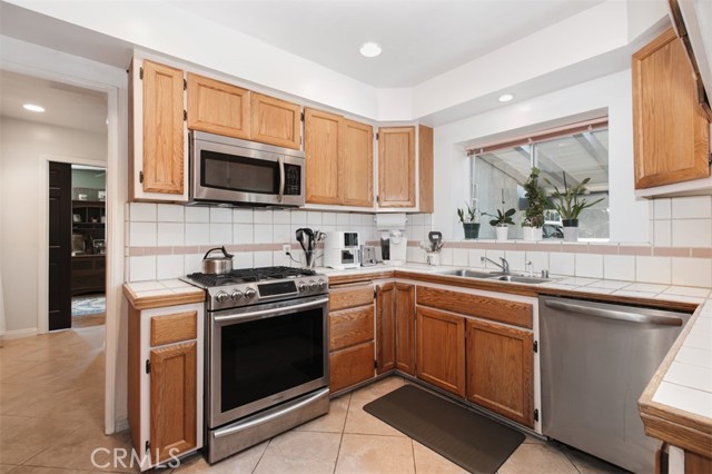 22046 Buena Ventura Street, Woodland Hills CA: https://media.crmls.org/medias/0d9d35db-33dc-4a54-9c0d-5771564b7fe1.jpg