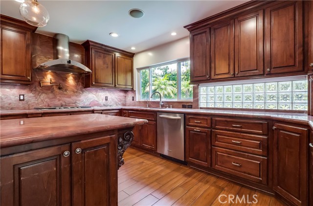 5528 Voletta Place, Valley Village CA: https://media.crmls.org/medias/0da048a1-b54a-4a68-9fb4-ef533962be0a.jpg