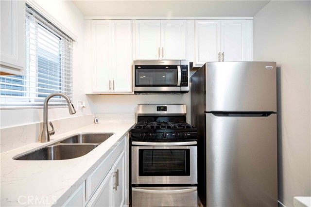 Detail Gallery Image 4 of 13 For 122 El Porto, Manhattan Beach,  CA 90266 - 1 Beds | 1 Baths