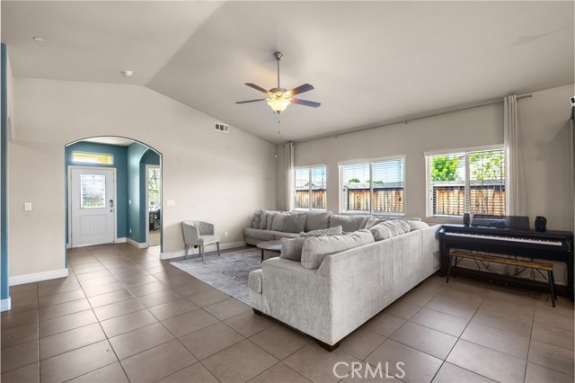 Detail Gallery Image 17 of 44 For 9500 Laurelwood Ct, Shafter,  CA 93263 - 4 Beds | 2 Baths