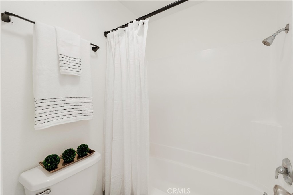 https://media.crmls.org/medias/0da27b6e-14cd-4ec2-80b9-53fe4b425700.jpg?preset=X-Large