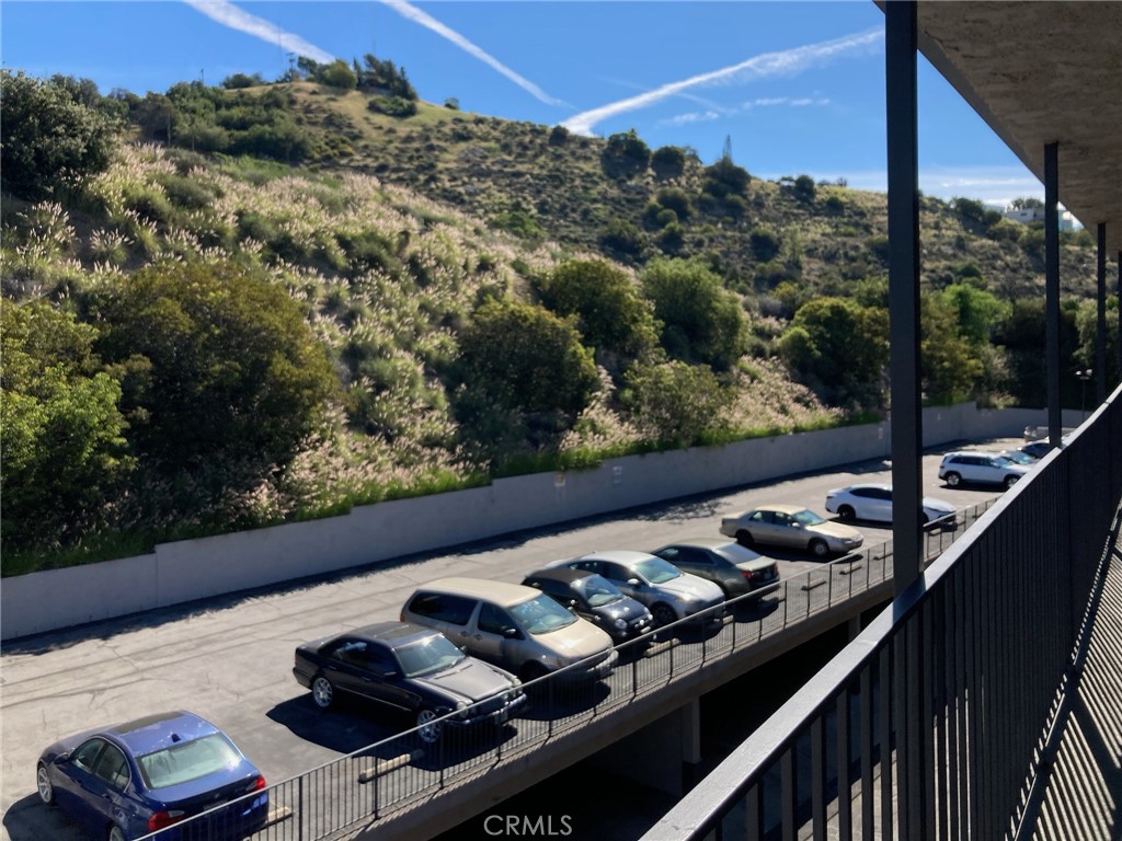 https://media.crmls.org/medias/0da3383f-9bf2-45de-91d0-66c81ee55251.jpg?preset=X-Large