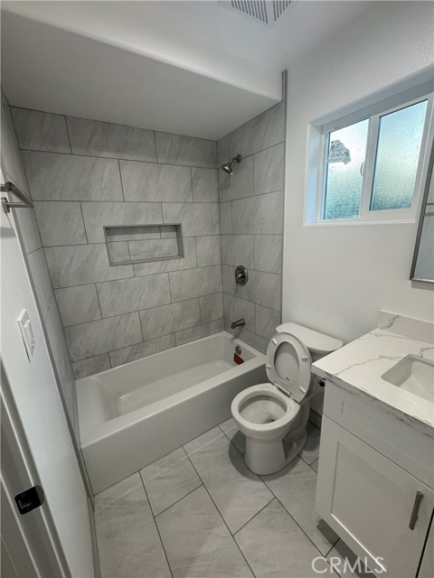 Detail Gallery Image 11 of 12 For 11624 208th, Lakewood,  CA 90715 - 3 Beds | 2 Baths