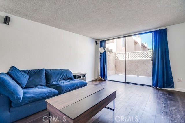 22038 Vanowen Street, Woodland Hills CA: https://media.crmls.org/medias/0da4f0e6-3f9c-4d38-bdae-c43a970df370.jpg