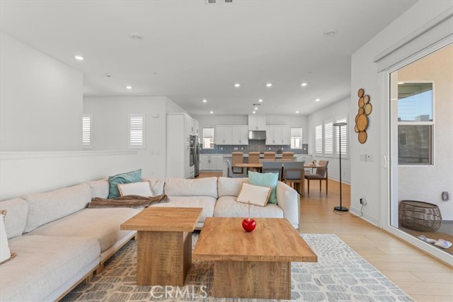 352 Merit, Irvine CA: https://media.crmls.org/medias/0da56553-41b4-45ae-8021-f4979a3d3b29.jpg