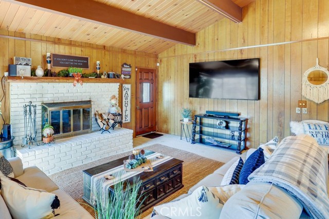 633 Arth Drive, Crestline CA: https://media.crmls.org/medias/0da73899-96bd-4f52-bad1-0b2d1bc150af.jpg