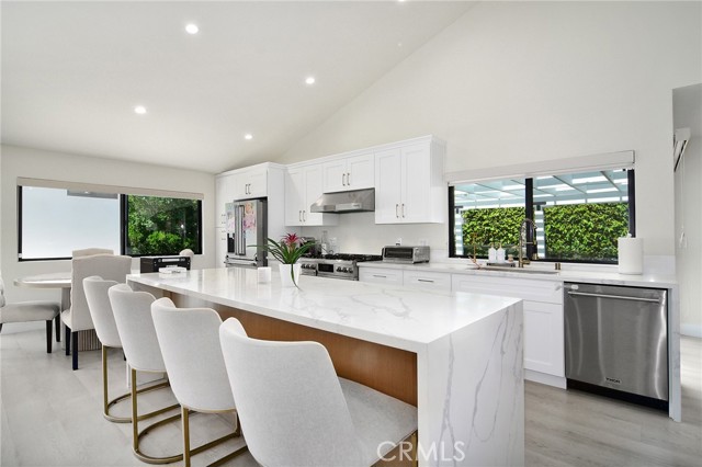 Detail Gallery Image 12 of 47 For 10947 Lurline Ave, Chatsworth,  CA 91311 - 5 Beds | 4 Baths