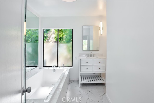 Detail Gallery Image 18 of 27 For 5219 San Feliciano Dr, Woodland Hills,  CA 91364 - 6 Beds | 4 Baths