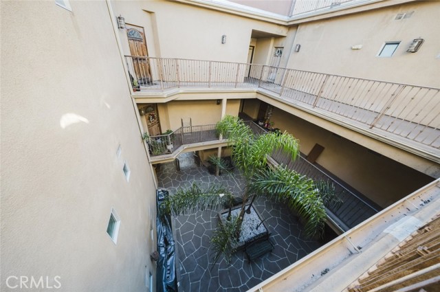 Detail Gallery Image 5 of 33 For 1515 Grismer Ave #302,  Burbank,  CA 91504 - 2 Beds | 2 Baths