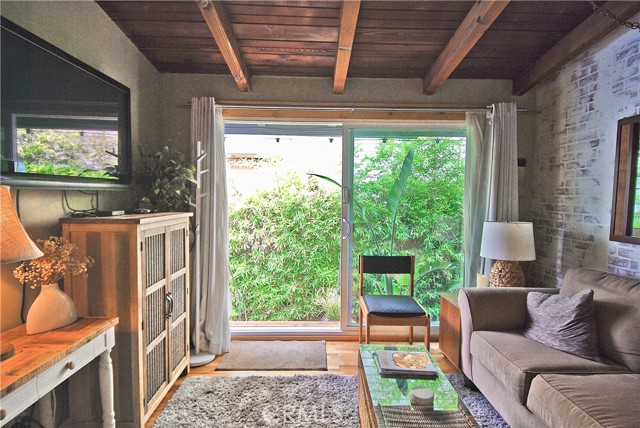 Detail Gallery Image 2 of 20 For 545 1st St #B,  Manhattan Beach,  CA 90266 - 1 Beds | 1 Baths