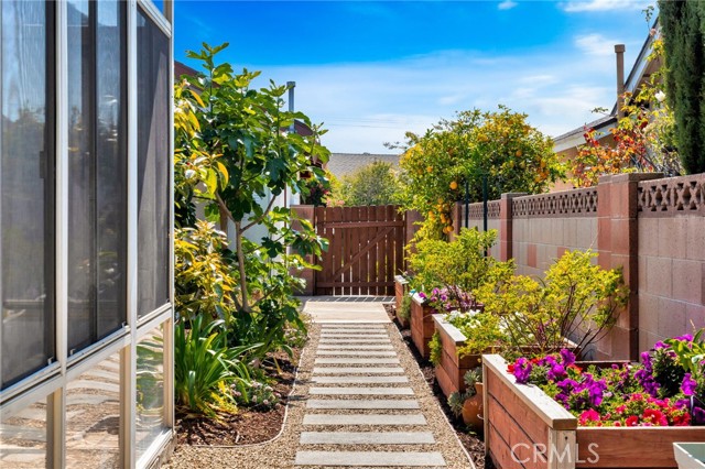 15372 Shasta Lane, Huntington Beach CA: https://media.crmls.org/medias/0db5a2fa-306f-4b14-bba3-de653fcc9233.jpg