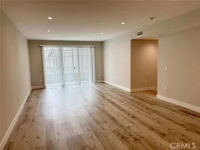 Detail Gallery Image 4 of 23 For 5820 La Mirada Ave #204,  Hollywood,  CA 90038 - 3 Beds | 2 Baths