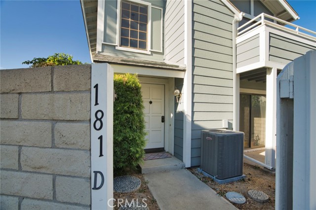 Detail Gallery Image 2 of 33 For 181 N Magnolia Ave #D,  Anaheim,  CA 92801 - 3 Beds | 2/1 Baths