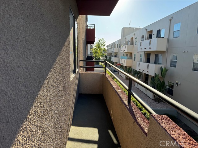 Detail Gallery Image 22 of 27 For 4717 Ben Ave #210,  Valley Village,  CA 91607 - 2 Beds | 2 Baths