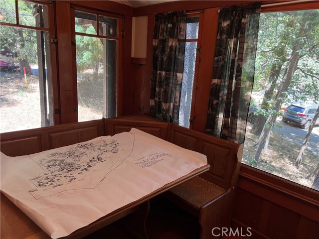 28879 Sycamore, Lake Arrowhead CA: https://media.crmls.org/medias/0dbf14ec-9880-4034-a3ab-7f66f30dde65.jpg