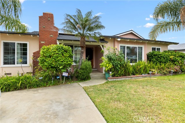 945 W Bonnie Brae Court, Ontario CA: https://media.crmls.org/medias/0dbf82b2-3a57-47de-afde-f35d8c12197d.jpg