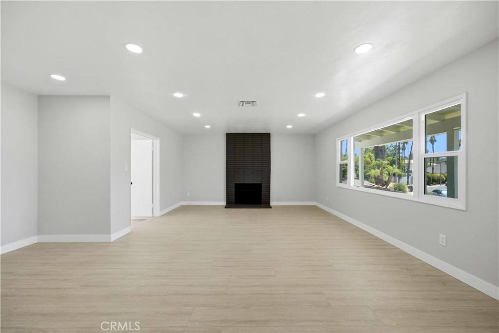 https://media.crmls.org/medias/0dbfd3a4-2811-4edb-83d9-6796280425bd.jpg?preset=X-Large