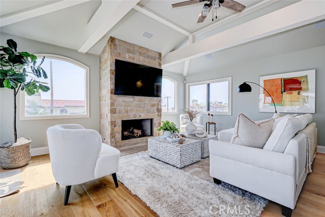 Detail Gallery Image 3 of 53 For 303 7th St a,  Manhattan Beach,  CA 90266 - 3 Beds | 3/1 Baths