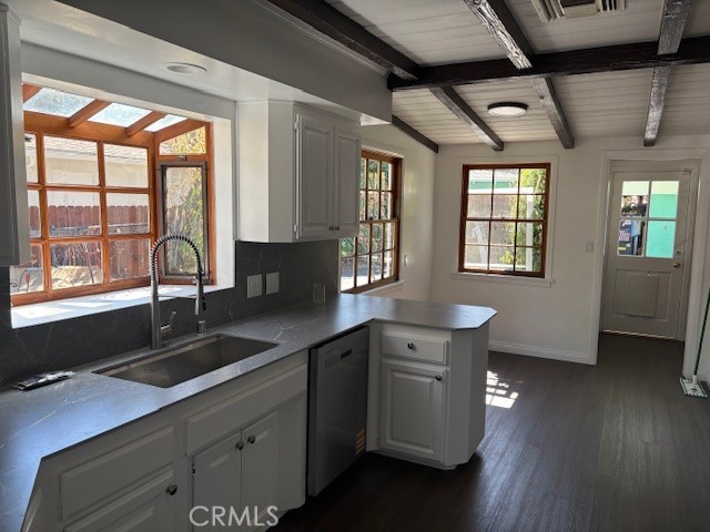 Detail Gallery Image 6 of 22 For 22354 Burbank Bld, Woodland Hills,  CA 91367 - 2 Beds | 1/1 Baths