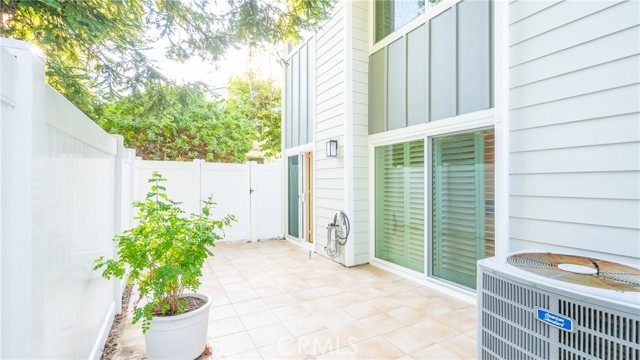 Detail Gallery Image 2 of 32 For 10055 Melinda Way #4,  Northridge,  CA 91325 - 3 Beds | 2/1 Baths