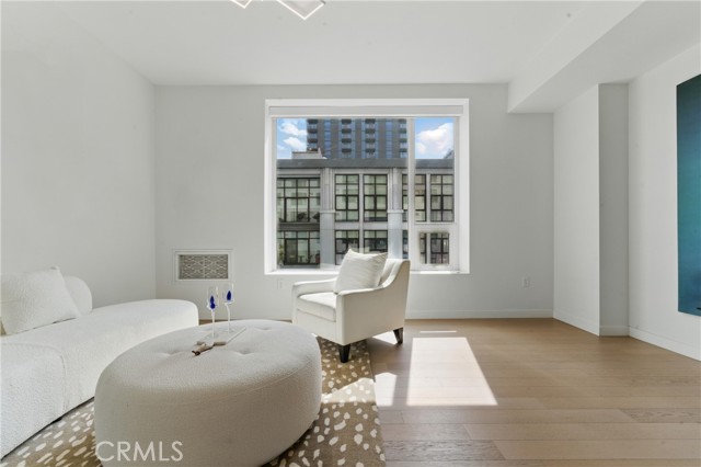 1050 S Grand Avenue, Los Angeles CA: https://media.crmls.org/medias/0dc2c5d0-cfad-408a-baf6-f685a7500fe6.jpg