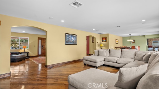 24604 Apple Street, Newhall CA: https://media.crmls.org/medias/0dc2cc01-cc33-4068-a6e2-c144771d9b17.jpg