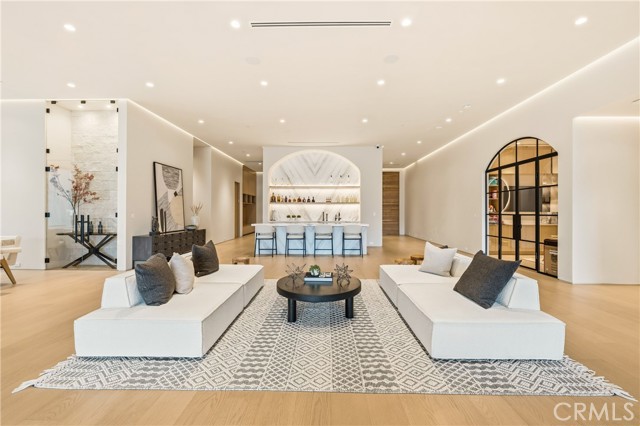 Detail Gallery Image 13 of 54 For 22924 Erwin St, Woodland Hills,  CA 91367 - 11 Beds | 9/2 Baths