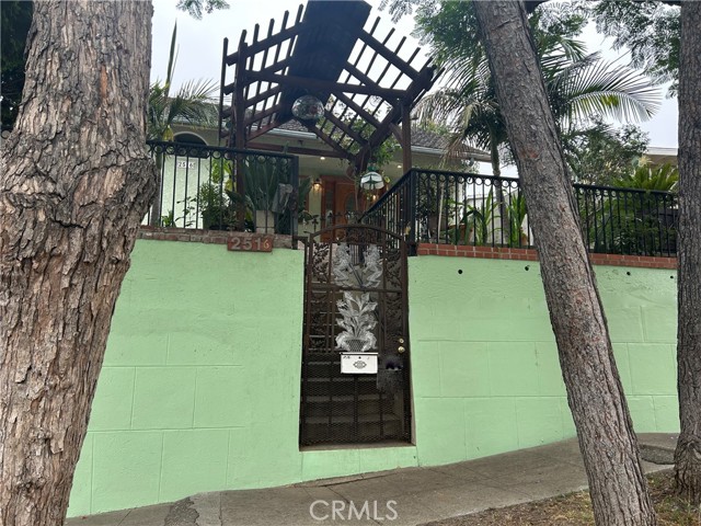 2516 Alcazar Street, Los Angeles CA: https://media.crmls.org/medias/0dc3d258-aaf9-4816-93b0-60b5fc1e6c94.jpg
